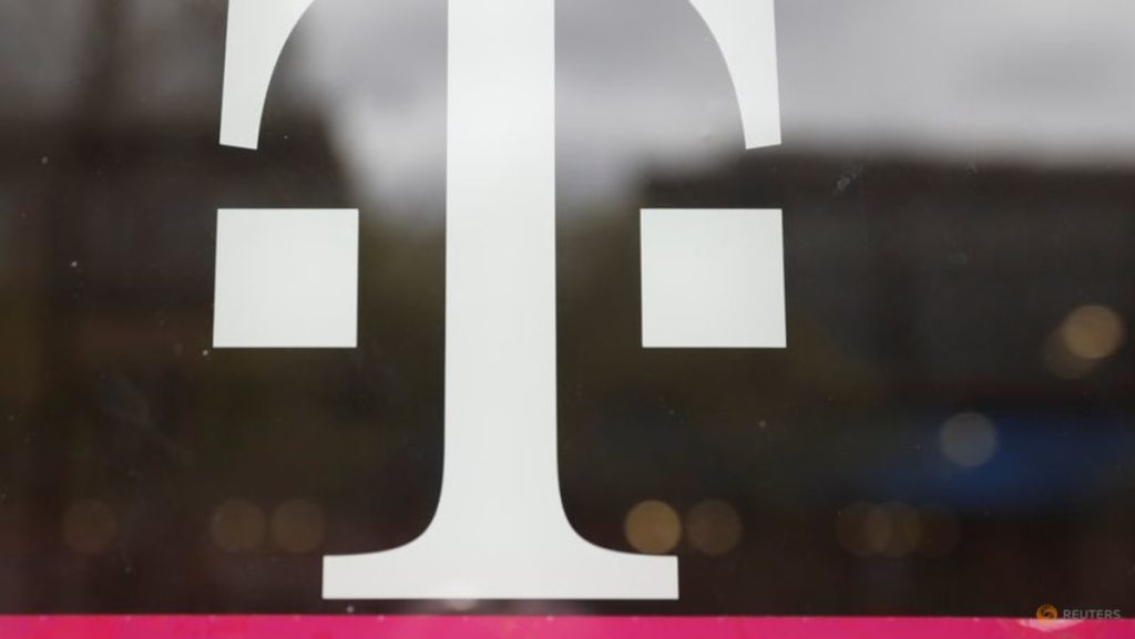 T-Mobile expects $400 million service revenue boost in Q3 from UScellular deal