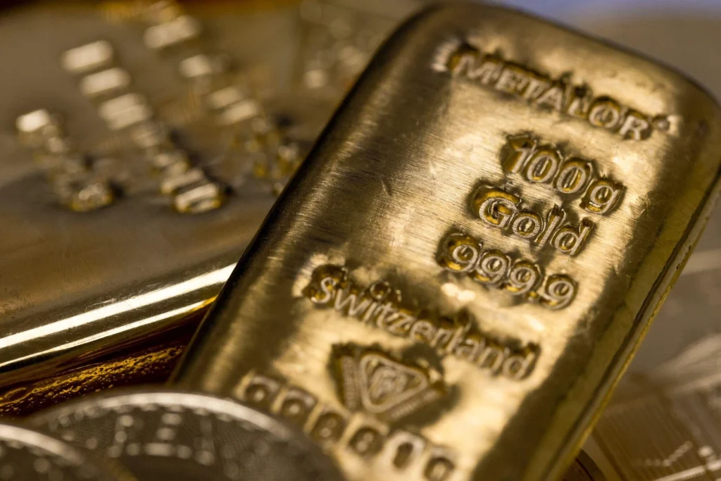 Gold hits record high as investors turn to safe haven
