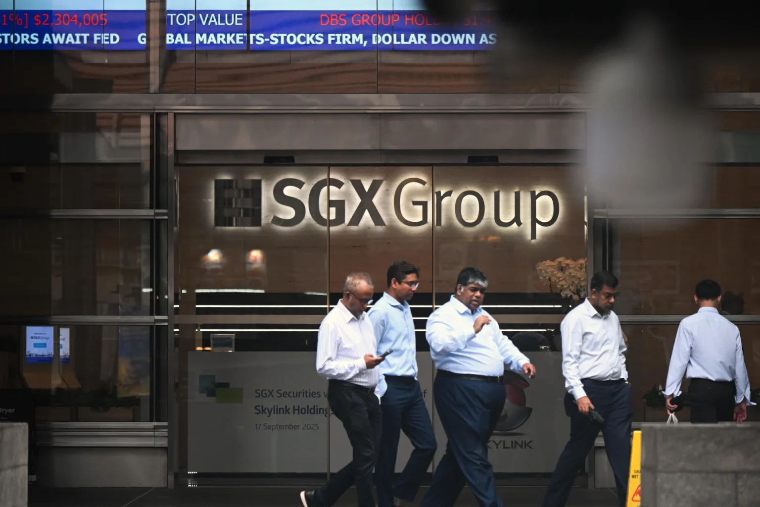 Singapore shares edge higher as bank stocks lift STI 0.3%