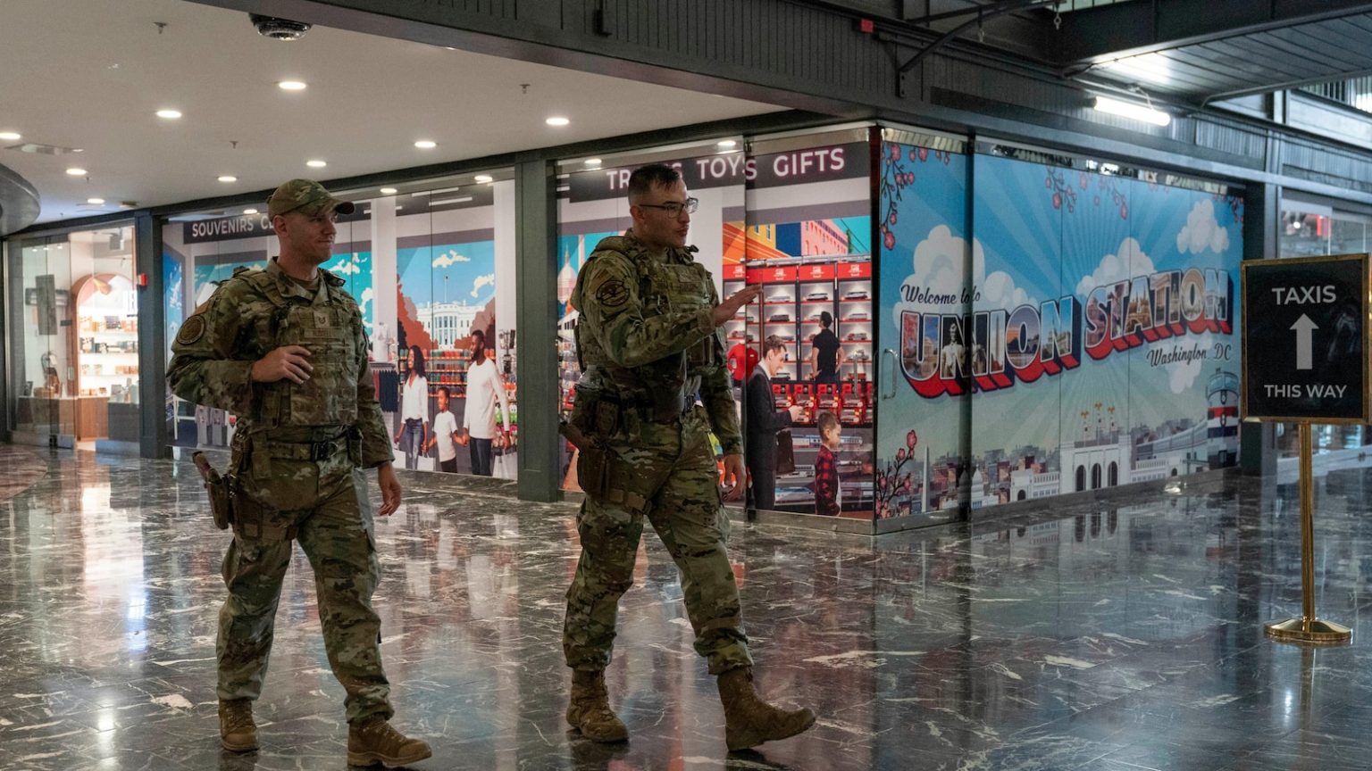 Signaling collaboration, DC mayor orders emergency operations center kept open to work with feds