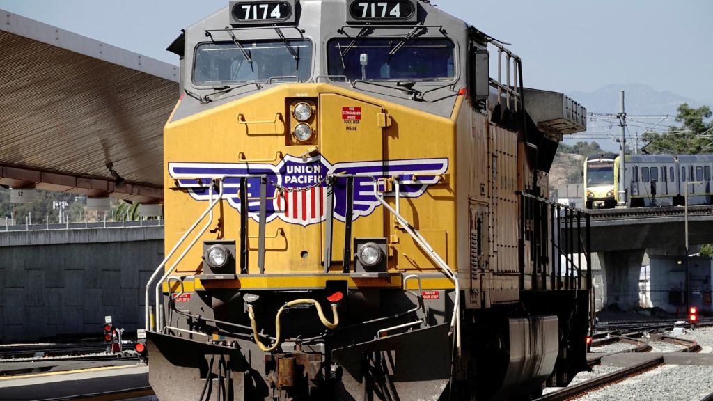 Union Pacific locomotive engineers ratify new five-year contract