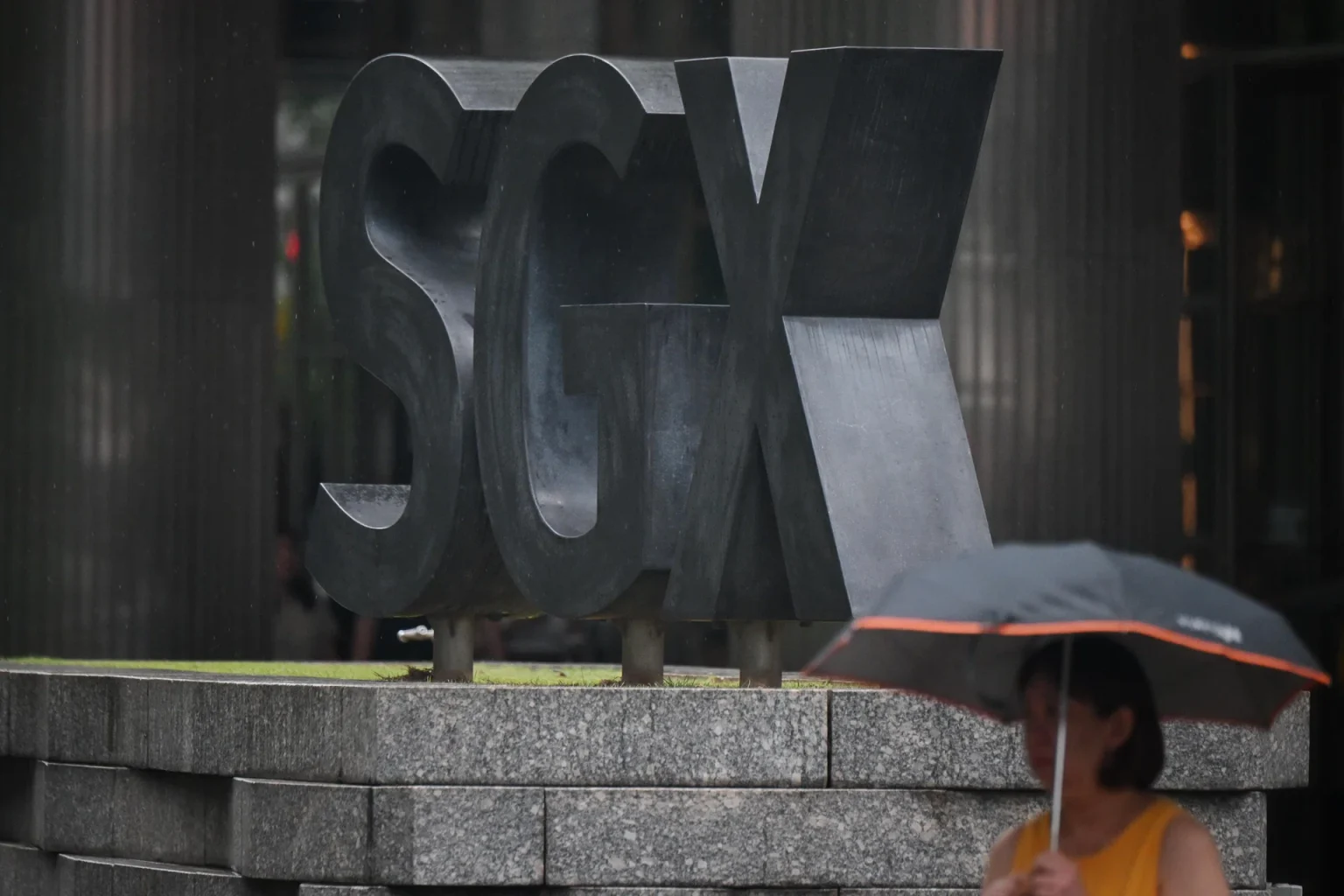 Singapore shares continue to climb; STI up 0.4%