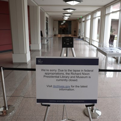 Shutdown poised to drag into next week as layoff threat looms