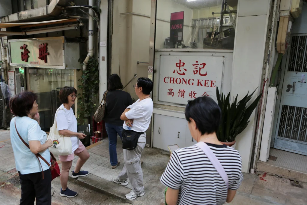 Hongkongers rush to sell family jewels as gold glitters
