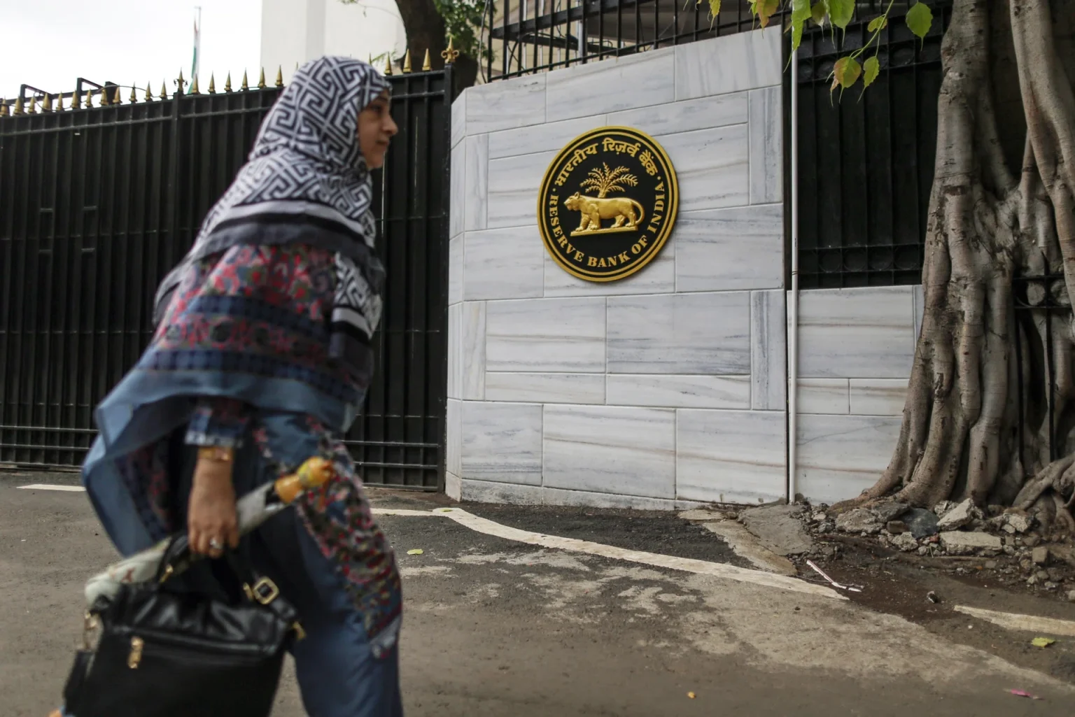 Indian central bank is said to resume FX swaps to aid liquidity