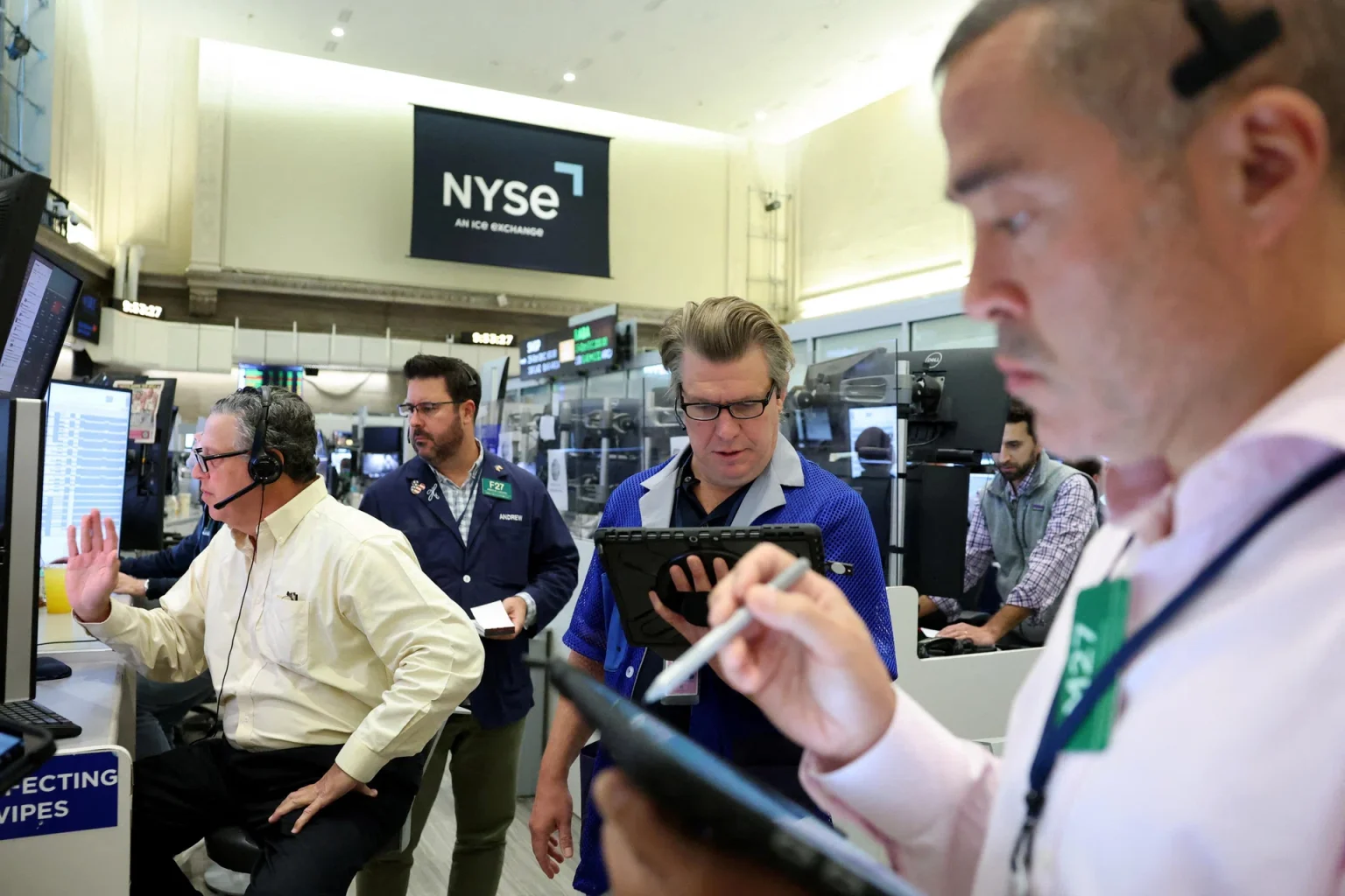 US: S&P 500 ends down 2.7% after Trump warns of big China tariffs