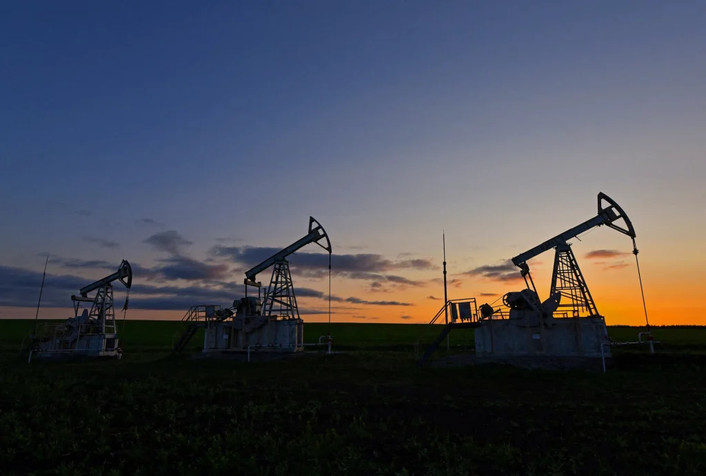 Oil falls 2% to four-month lows on oversupply concerns