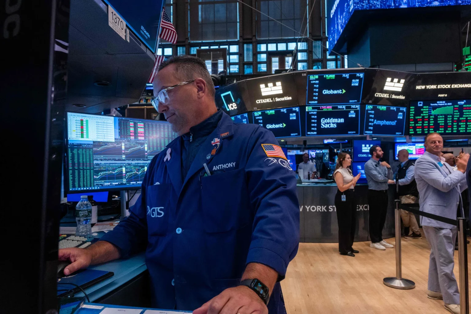 US: Wall St opens higher on positive bank results, chip stocks’ rally