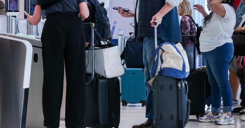 Flight delays persist at major U.S. airports as government shutdown continues