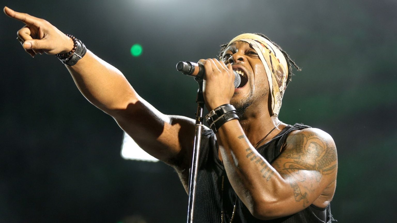 Grammy-winning R&B and soul star D’Angelo dies after ‘prolonged battle with cancer’ | Ents & Arts News