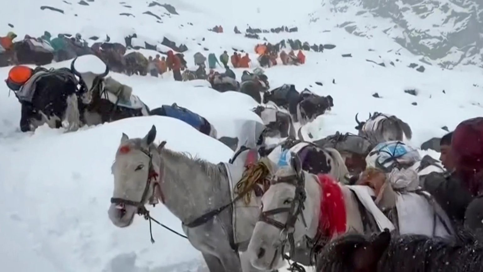 Snowstorm traps hundreds of hikers on Mount Everest during China’s national holiday