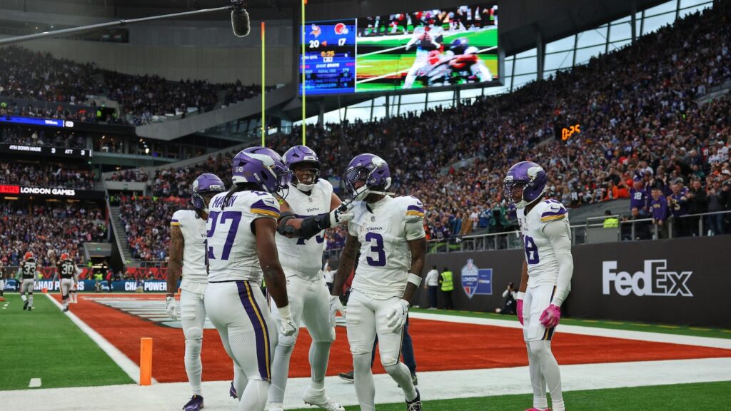 Vikings lean again on strong team chemistry to fuel clutch win despite adverse circumstances
