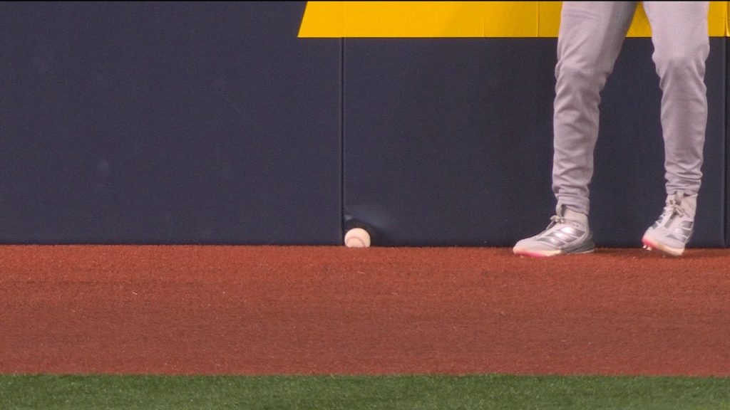 Improbable WALL WEDGIE prevents Blue Jays from tying game in 9th vs. Dodgers in Game 6
