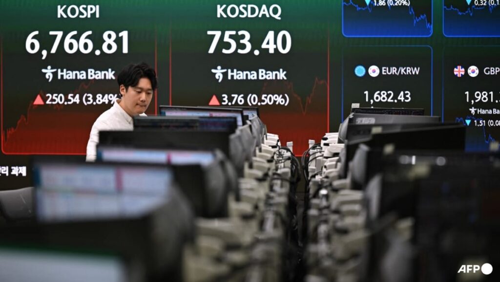 Tech lifts Asia stocks, Brent crude back above US$92