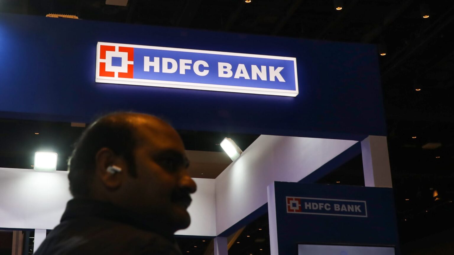 Shares of leading India private-sector banks slump 5% on weak earnings