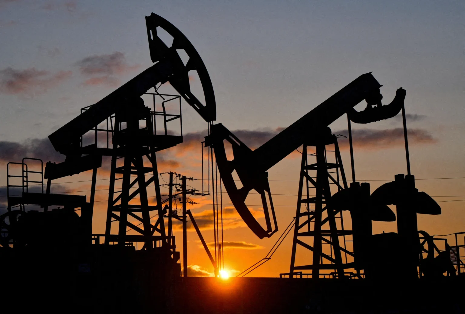 Oil settles up on renewed US-Iran hostilities and threat of Red Sea closure