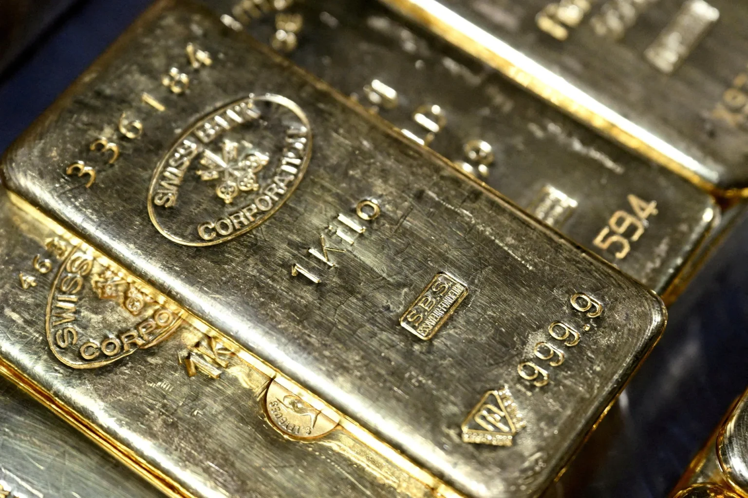 Gold holds gain as traders weigh impact of oil risks on rates
