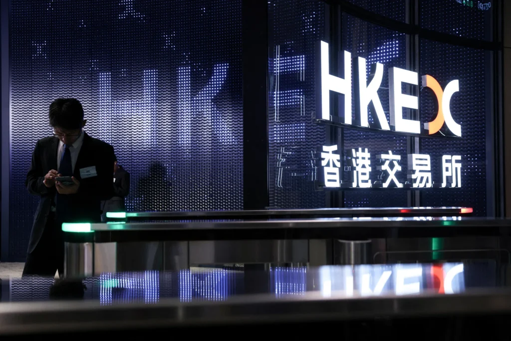 Asian stocks fall on tech sell-off, Brent trades above US$100
