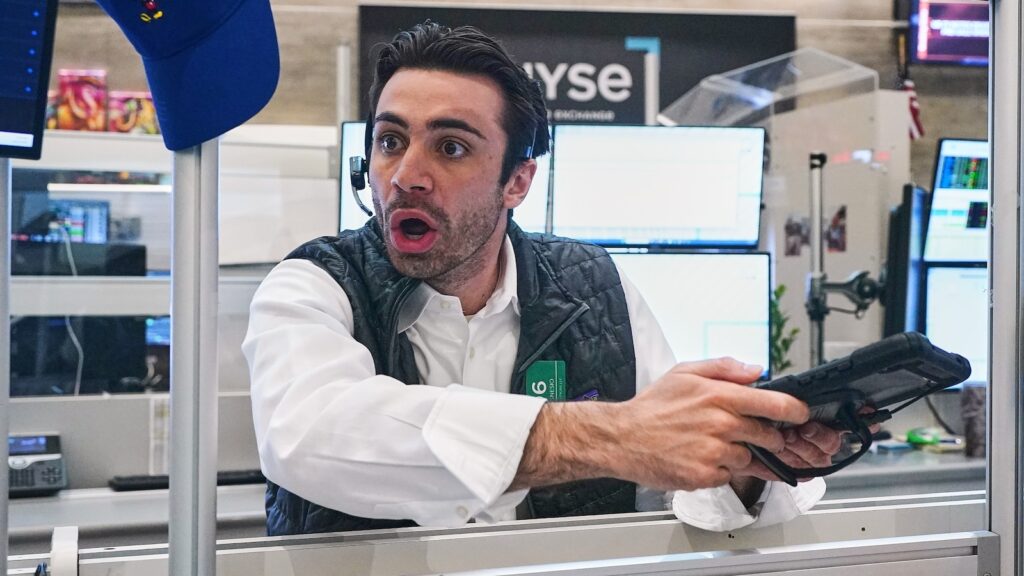 Stocks rise on Wall Street while crude oil prices fall for the first time in a week