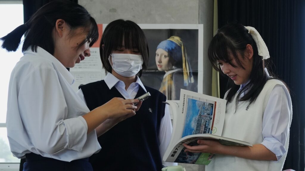 Young Japanese artists turn school blackboards into a hit medium for creativity