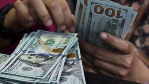 Dollar near two-week high as Warsh boosts rate-hike bets; yen slips past 160