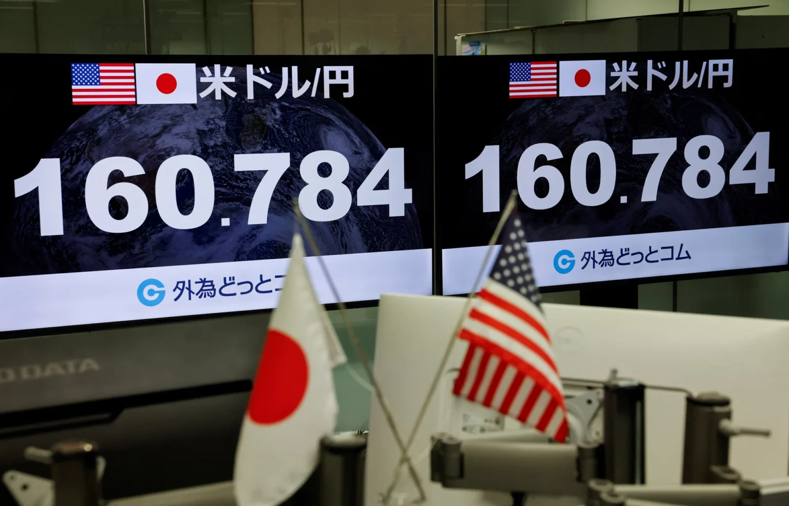 Yen clings to gains from US-Japan currency intervention as traders stay alert to more