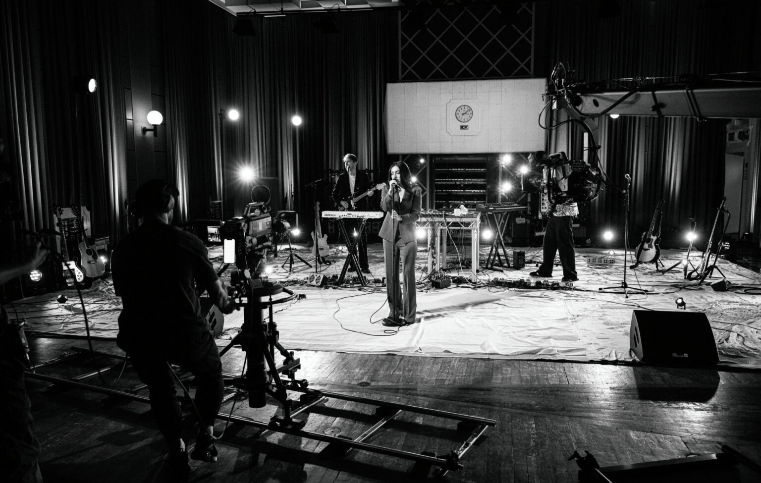 Charli XCX records intimate performance and interview from Maida Vale, says ‘2007’ is “about making TikToks”