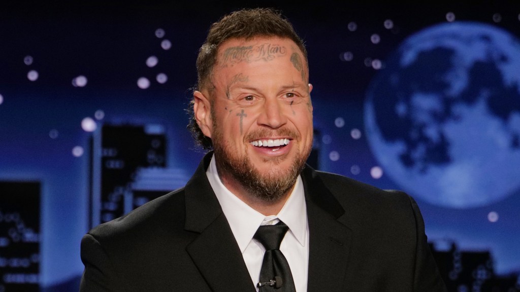 Jelly Roll Slams Politicians On Both Sides For “Sh*t Job”