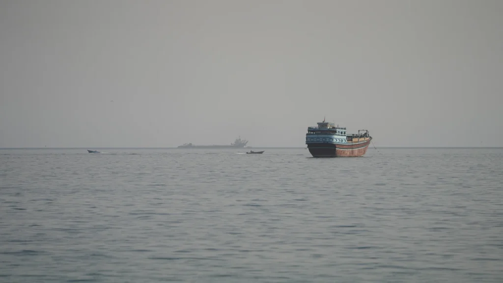 Oil climbs over US$1 on tanker attacks, no progress on peace