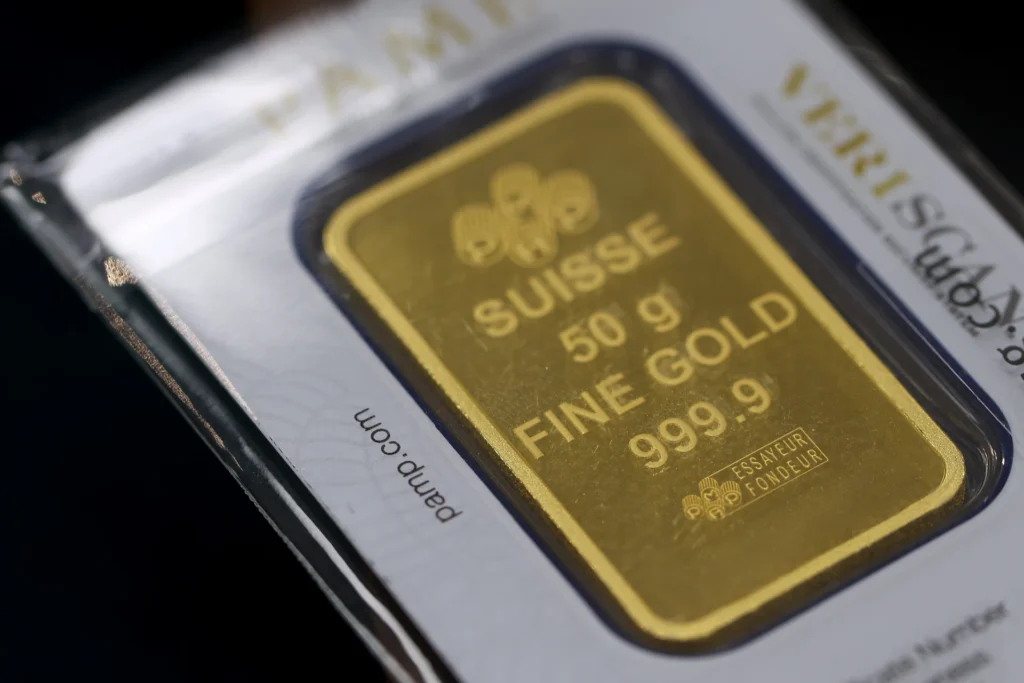 Gold holds decline as traders weigh prospects for US Fed rate hike