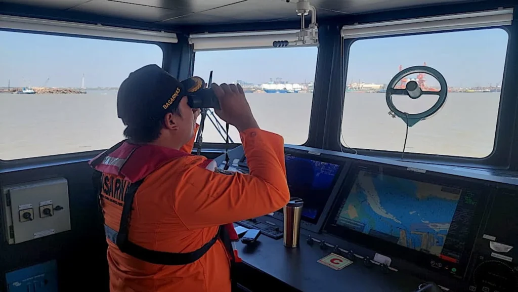 Indonesian passenger ship sinks in bad weather; search for 140 people under way