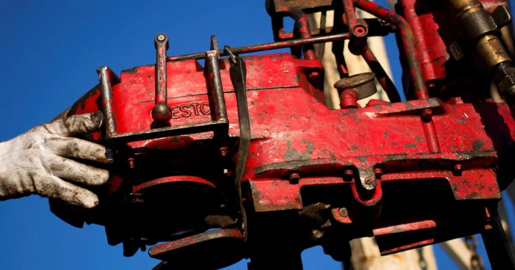 Oil falls with focus on Hormuz vessel attacks and Mideast flows